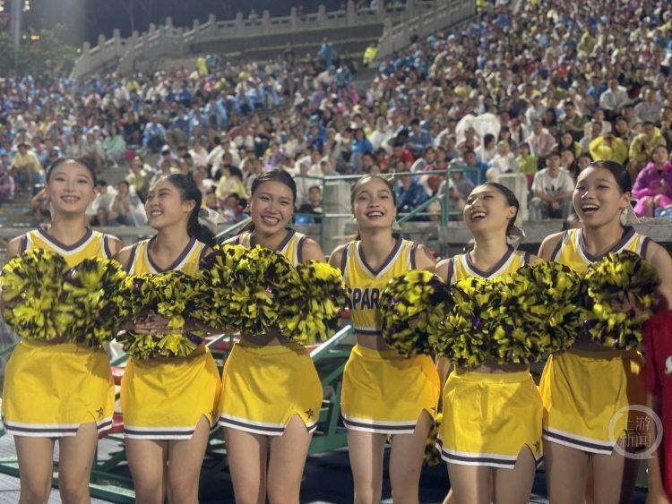 啦啦操队员, 蓝汽车队中, 赢得全场欢 啦啦操队员, 蓝汽车队中, 赢得全场欢